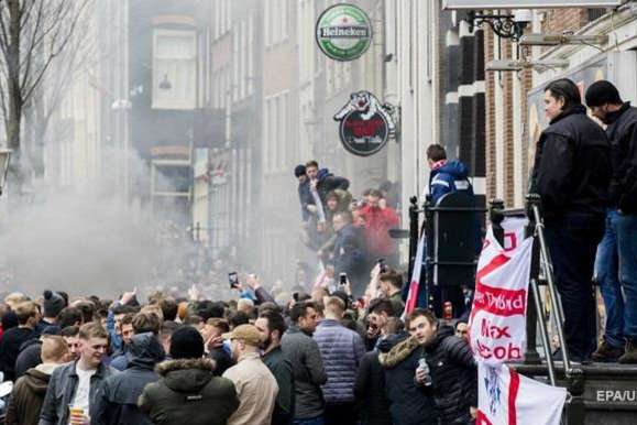 Поліція Амстердама затримала 90 футбольних фанатів