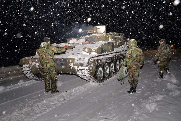 Негода у Молдові: розблоковувати автошляхи від снігу допомагає армія
