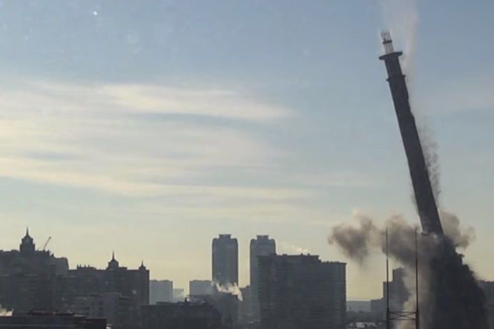 Як завалилася найвища споруда у російському Єкатеринбурзі. Вражаюче відео