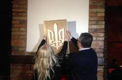 Мати 19-річного поляка приїхала в Україну, щоб повісити нове зображення державного гербу замість того, яке її син кинув до каміну