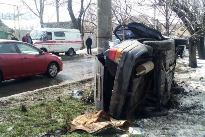 ДТП в Одесі - В Одесі автомобіль врізався в електроопору: двоє загиблих