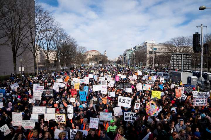 Сотні тисяч людей вийшли у Вашингтоні на марш проти вільного продажу зброї