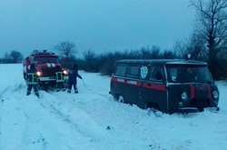 На Одещині у сніговий замет потрапила «швидка» з маленькою дитиною