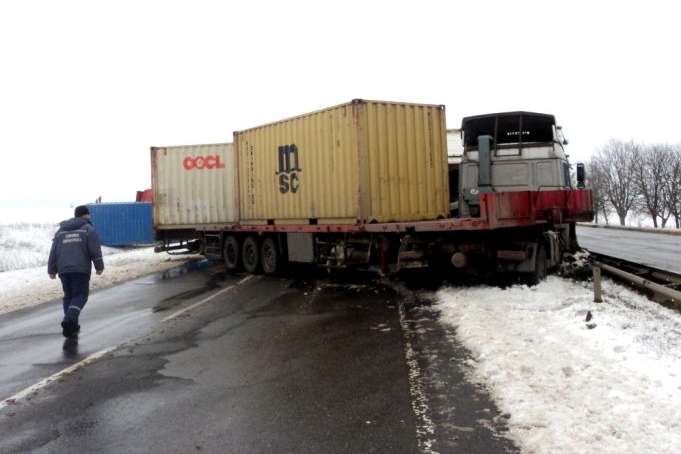 Три вантажівки заблокували трасу Київ-Одеса