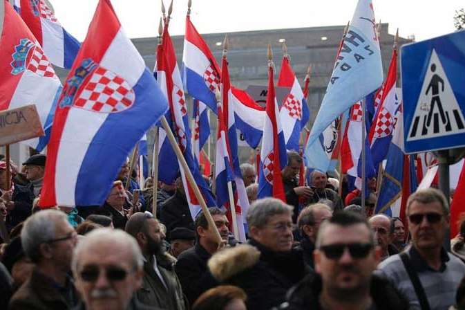 Тисячі хорватів протестували проти одностатевих шлюбів