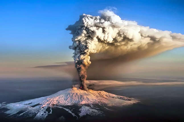 Найактивніший вулкан Європи Етна сповзає до Середземного моря