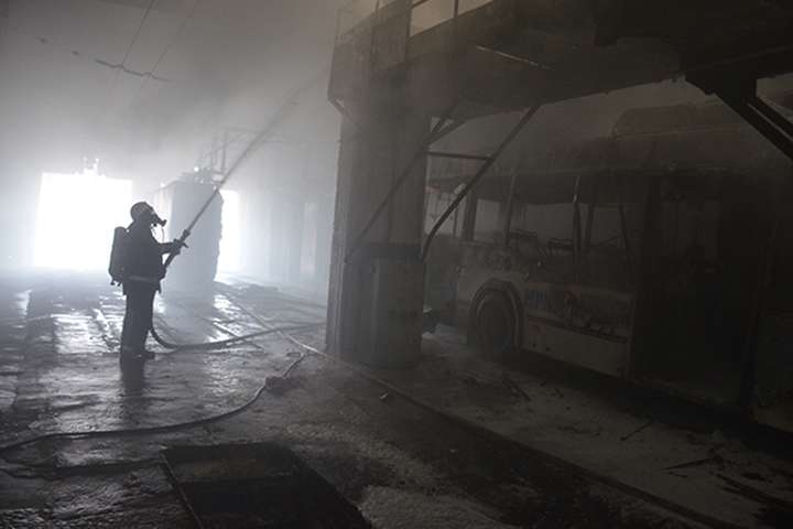 У Миколаєві ледь не згоріло тролейбусне депо