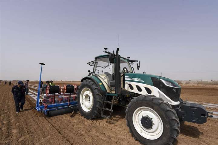 Китай випустив на поля безпілотні трактори: фото