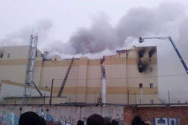 Пожежа у розважальному центрі в Росії: завалилася покрівля, більше 30 людей пропали