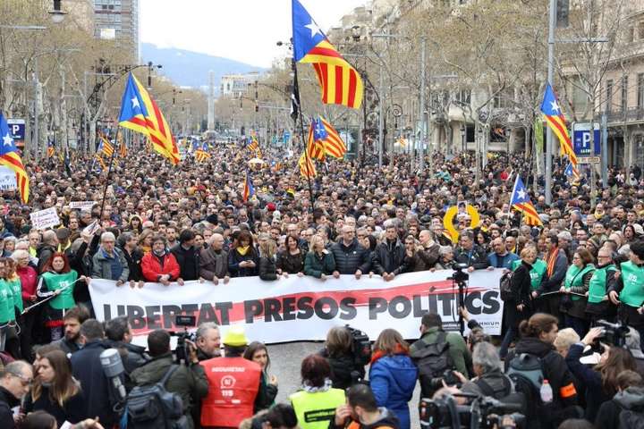 У Барселоні сотні людей протестують через затримання Пучдемона