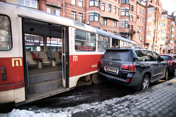У Києві трамвай зійшов з рейок та врізався у припарковану іномарку