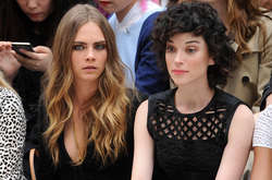  Кара Делевинь и Пэрис Джексон 