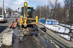 Дорожники показали, як у вихідні ремонтують столичні дороги (фото)