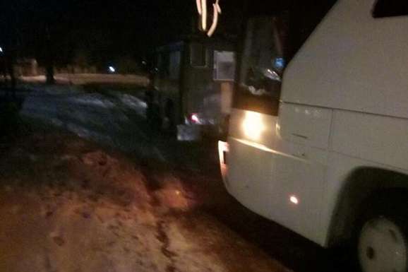 У Миколаївській області пасажирський автобус «полонила» льодова яма