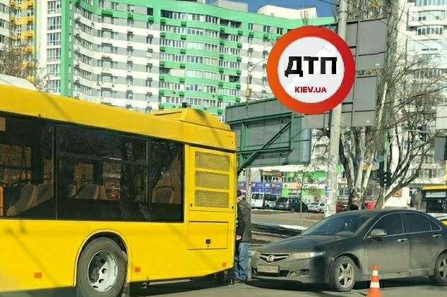 У Києві Honda «догнала» пасажирський автобус