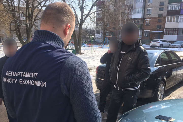 На Вінниччині поліція затримала групу посадовців за організацію системи «відкатів»