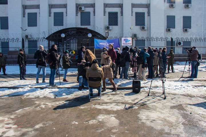 Під посольством РФ у Києві активісти влаштували перформанс з «Лебединим озером»