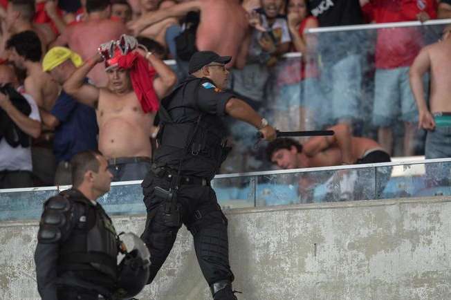 Футбол по-аргентинськи: 117 фанатів заарештовано, а гравцю ледь не відірвали голову (відео)