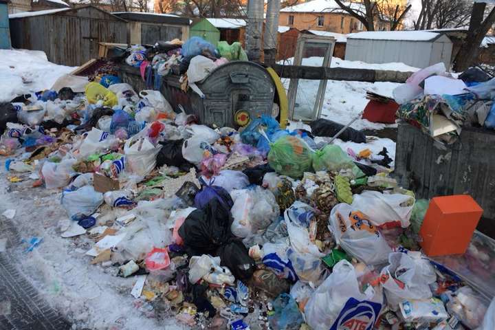 У Дніпрі сміттєвий колапс: протягом тижня з міста не вивозять відходи 