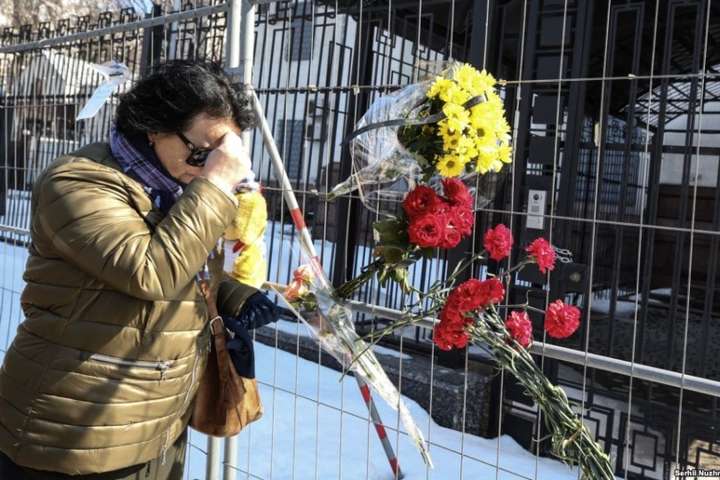Трагедія у Кемерові: кияни несуть квіти та іграшки під посольство РФ 