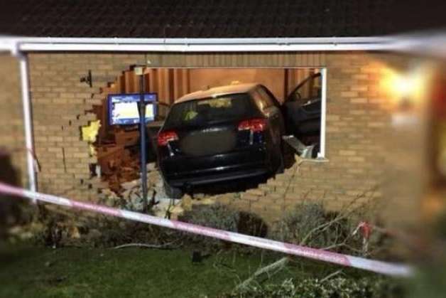 Авто у Британії протаранило будинок, жінка і дитина в лікарні 