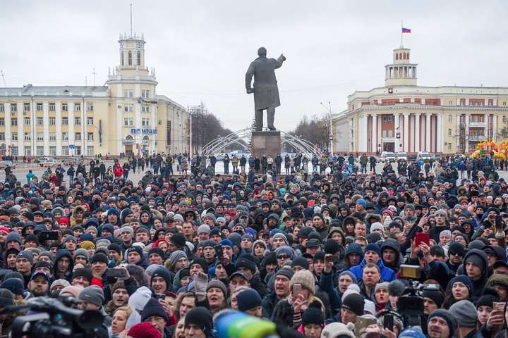 Мітинг у Кемерові: люди через недовіру до влади хочуть самі перерахувати тіла жертв пожежі
