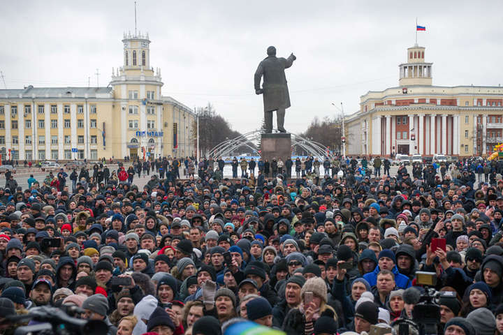 В Кемерово собрались возмущенные протестующие, прибыл ОМОН (фото)