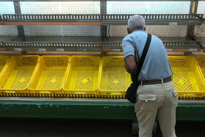 Нагадування тим, хто сумує за СРСР. Фото порожніх полиць в супермаркетах Венесуели