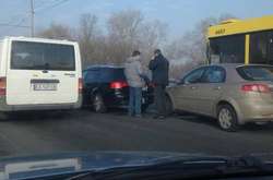 На виїзді з Троєщини через ДТП утворився величезний затор