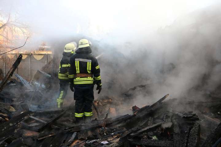 Рятувальники понад годину гасили пожежу у приватному будинку в Києві