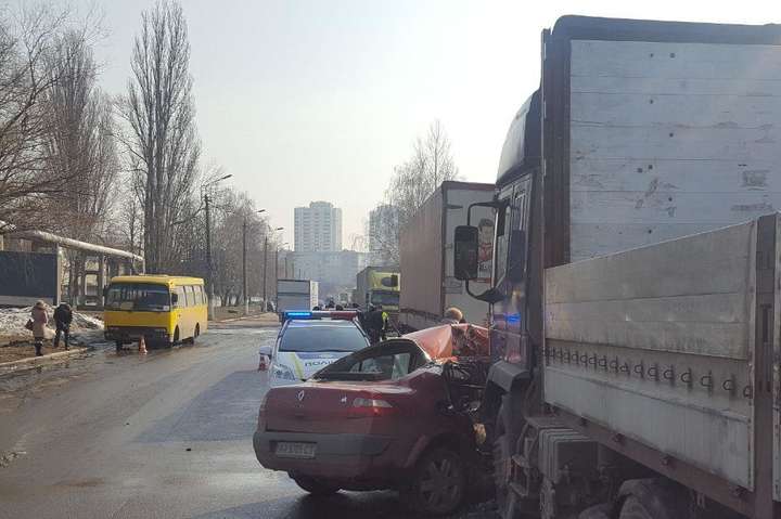 Смертельна ДТП у Києві: Renault влетів у фуру (відео)
