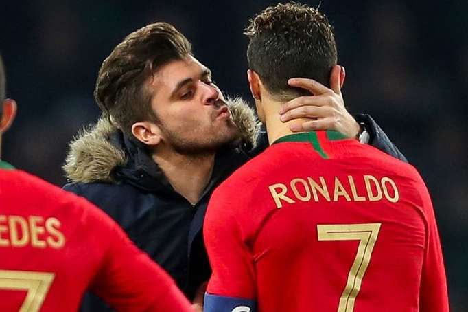 Під час футбольного матчу Роналду поцілував відомий комік (фотофакт + відео)