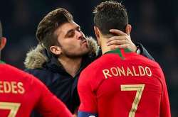 Під час футбольного матчу Роналду поцілував відомий комік (фотофакт + відео)