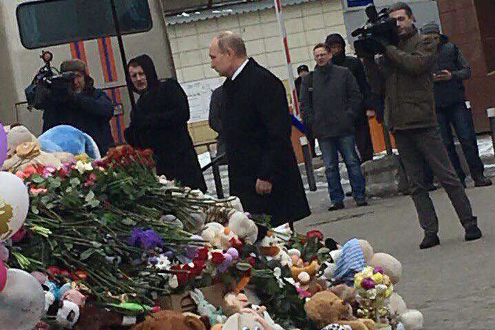 Путин пришел с букетом роз на место пожара в Кемерово: появилось видео 