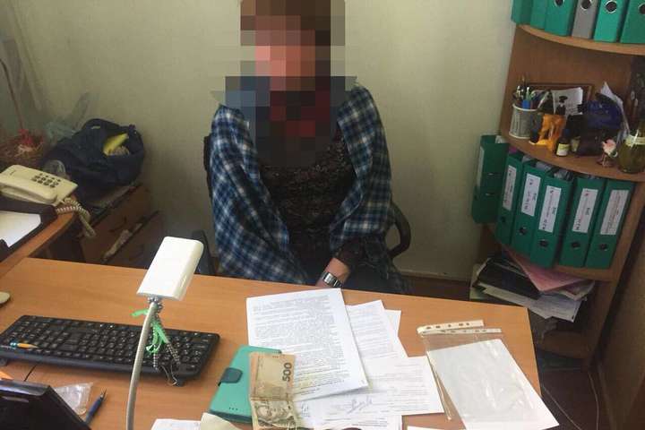 Правоохоронці затримали хабарницю із Київської міськдержадміністрації