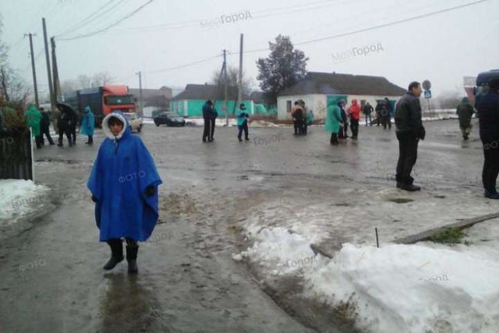 Мешканці села на Миколаївщині перекрили трасу: вимагають термінового капремонту дороги