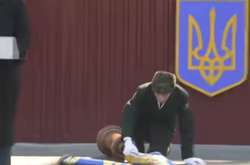 Инцидент с упавшим возле Порошенко солдатом: появились подробности 