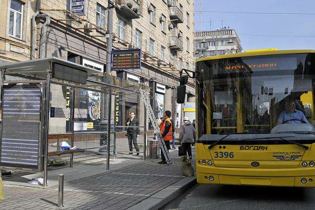 Більшість зупинок транспорту у Києві хочуть віддати на утримання приватній особі