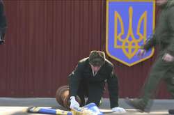 Під час урочистостей за участі Порошенка знепритомнів солдат з президентським штандартом