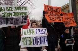 Люди на мітингу у Кемерово