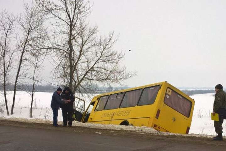 На Сумщині шкільний автобус з'їхав у кювет: є постраждала