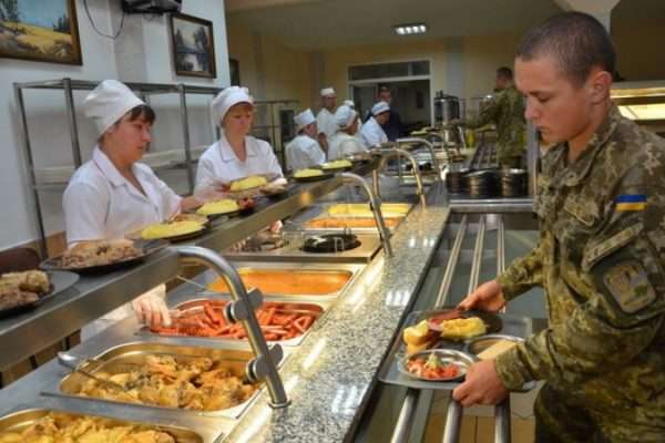 Українська армія переходить на харчування за «каталогами»