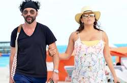   Хосе Бастон и Ева Лонгория  
  
  