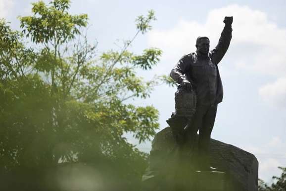 У Венесуелі посадили трьох людей за осквернення статуї Чавеса