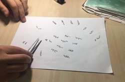 У Києві в посилці з Китаю митники виявили понад 200 діамантів 