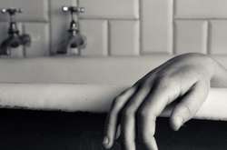 Поліцейські врятували броварчанку, яка намагалася втопитися у ванній