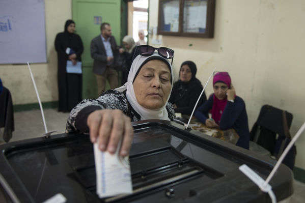 Влада Єгипту роздає виборцям гроші та продуктові набори