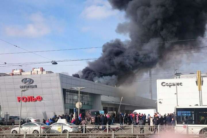 В Росії знову пожежа: горить автоцентр Hyundai у Петербурзі 