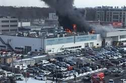 Із палаючого автосалону Hyundai у Петербурзі евакуювали 100 осіб