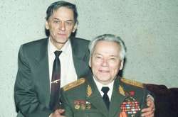  Віктор Калашніков разом зі своїм батьком Михайлом 